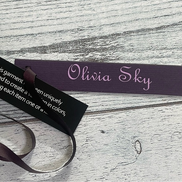 Olivia Sky V-Neck Cuffed Short Sleeve Tee NWT 1X - Picture 6 of 8